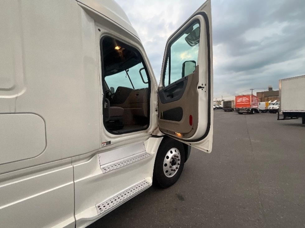 Sleeper Tractor-Heavy Duty Tractors-Freightliner-2019-Cascadia 11364ST-Linden-NJ-266,512\n\t\tmiles-$ 63,750 - Image 13