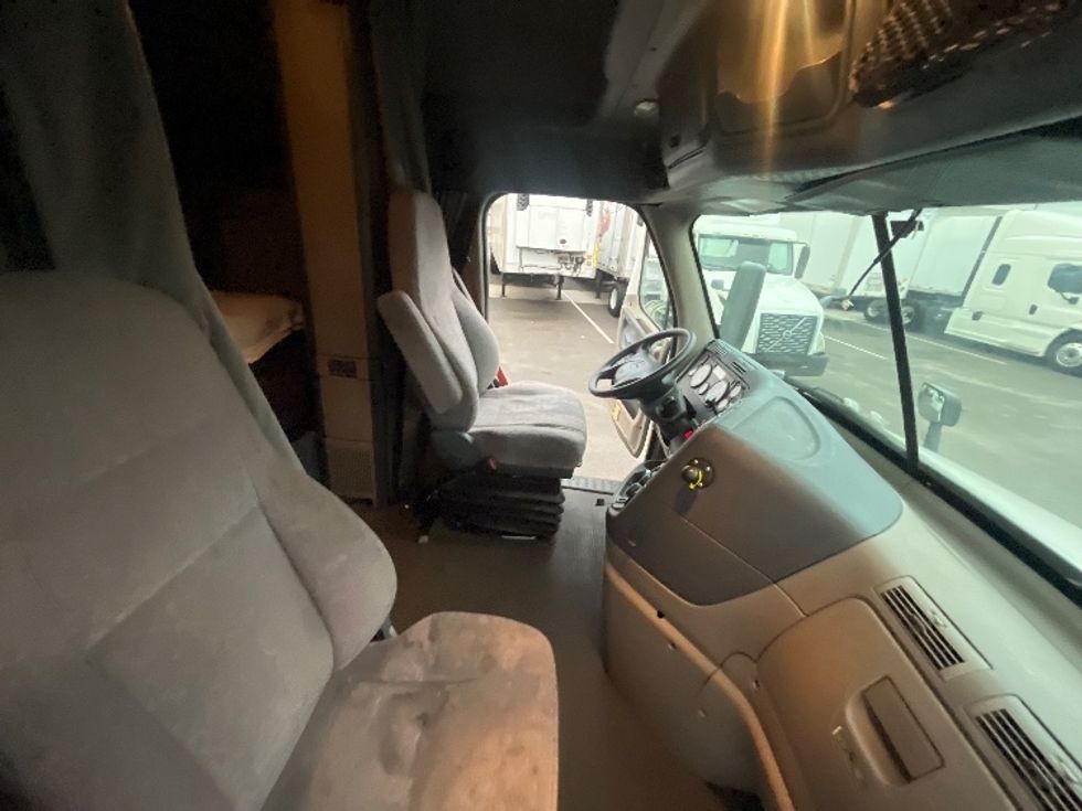 Sleeper Tractor-Heavy Duty Tractors-Freightliner-2019-Cascadia 11364ST-Linden-NJ-266,512\n\t\tmiles-$ 63,750 - Image 15