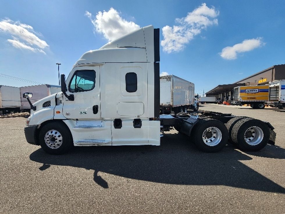 Sleeper Tractor-Heavy Duty Tractors-Freightliner-2019-Cascadia 11364ST-Linden-NJ-266,512\n\t\tmiles-$ 63,750 - Image 4