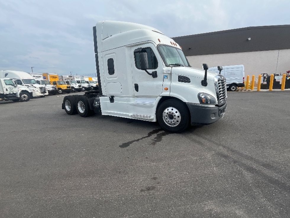 Sleeper Tractor-Heavy Duty Tractors-Freightliner-2019-Cascadia 11364ST-Linden-NJ-402,854\n\t\tmiles-$ 56,750 - Image 1