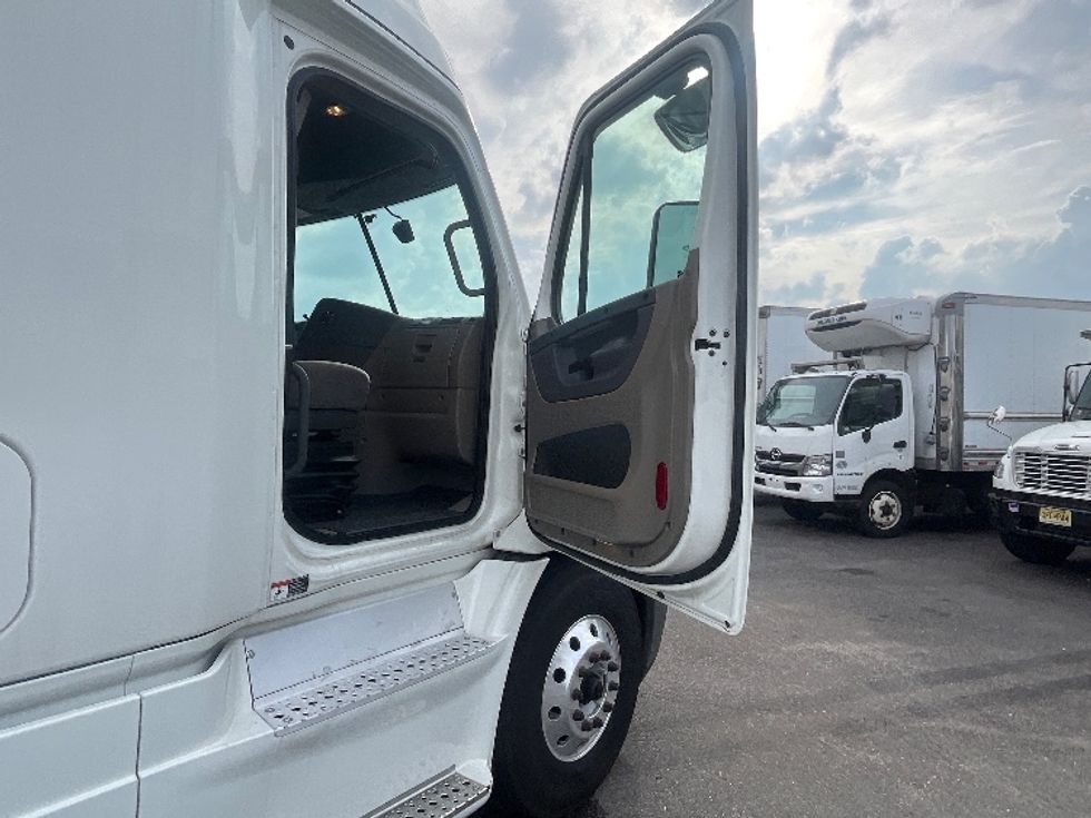 Sleeper Tractor-Heavy Duty Tractors-Freightliner-2019-Cascadia 11364ST-Linden-NJ-402,854\n\t\tmiles-$ 56,750 - Image 13