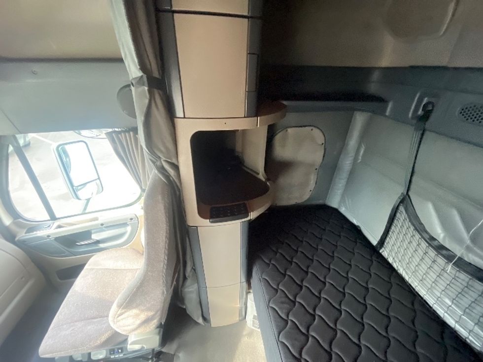 Sleeper Tractor-Heavy Duty Tractors-Freightliner-2019-Cascadia 11364ST-Linden-NJ-402,854\n\t\tmiles-$ 56,750 - Image 19