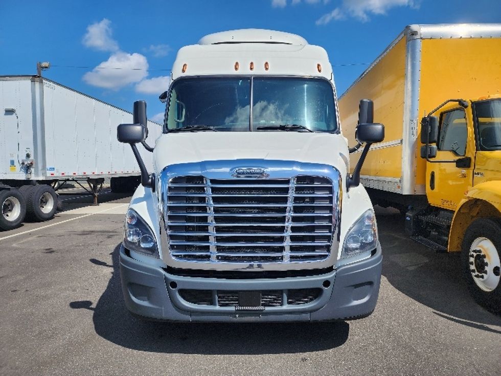 2019 Freightliner Cascadia 113" sleeper cab photo 2