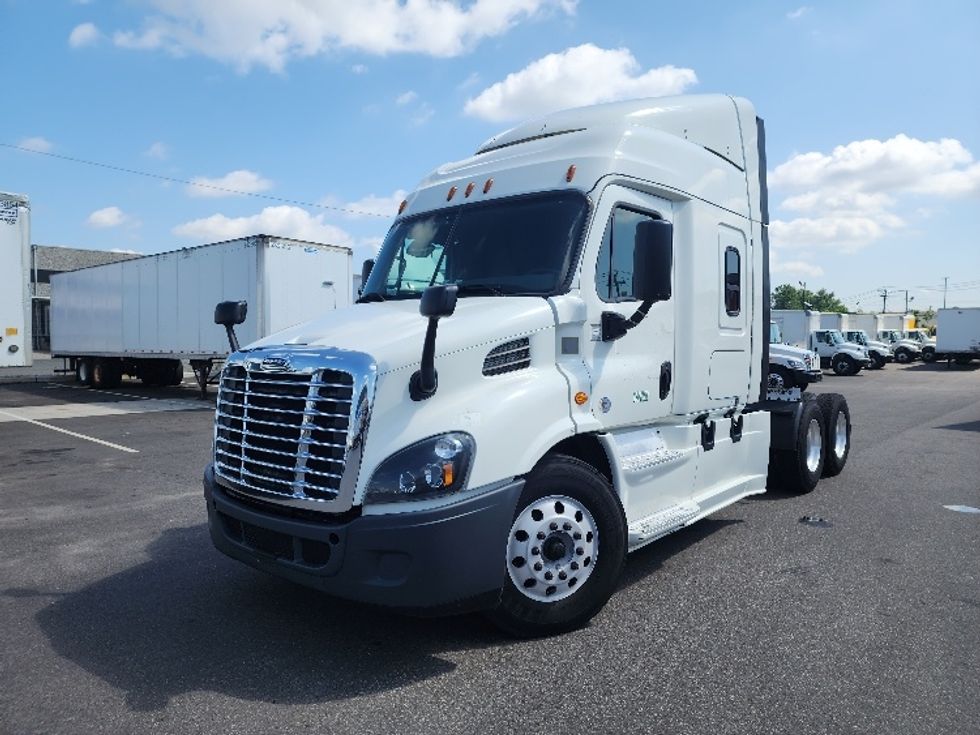 2019 Freightliner Cascadia 113" sleeper cab photo 3