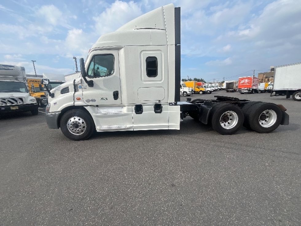 2019 Freightliner Cascadia 113" sleeper cab photo 4