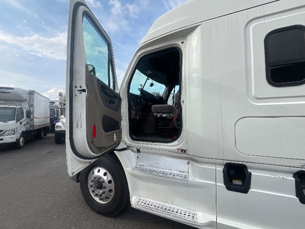 Sleeper Tractor-Heavy Duty Tractors-Freightliner-2019-Cascadia 11364ST-Linden-NJ-402,854\n\t\tmiles-$ 56,750 - Image 9