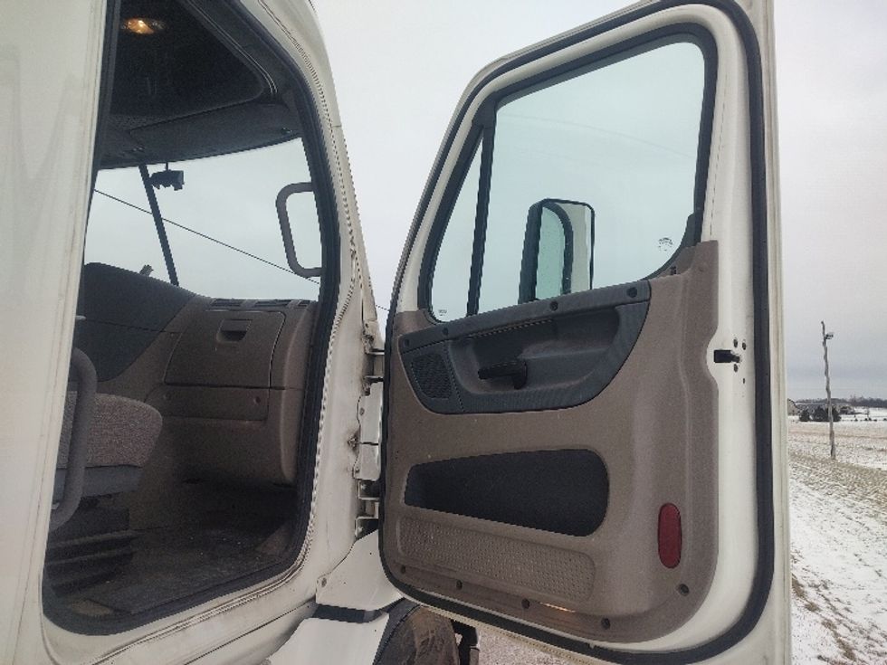 Sleeper Tractor-Heavy Duty Tractors-Freightliner-2019-Cascadia 11364ST-Mount Hope-OH-588,001\n\t\tmiles-$ 40,250 - Image 13