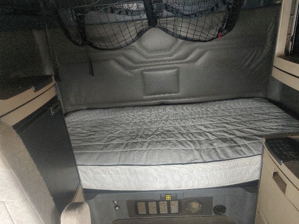 Sleeper Tractor-Heavy Duty Tractors-Freightliner-2019-Cascadia 11364ST-Mount Hope-OH-588,001\n\t\tmiles-$ 40,250 - Image 16