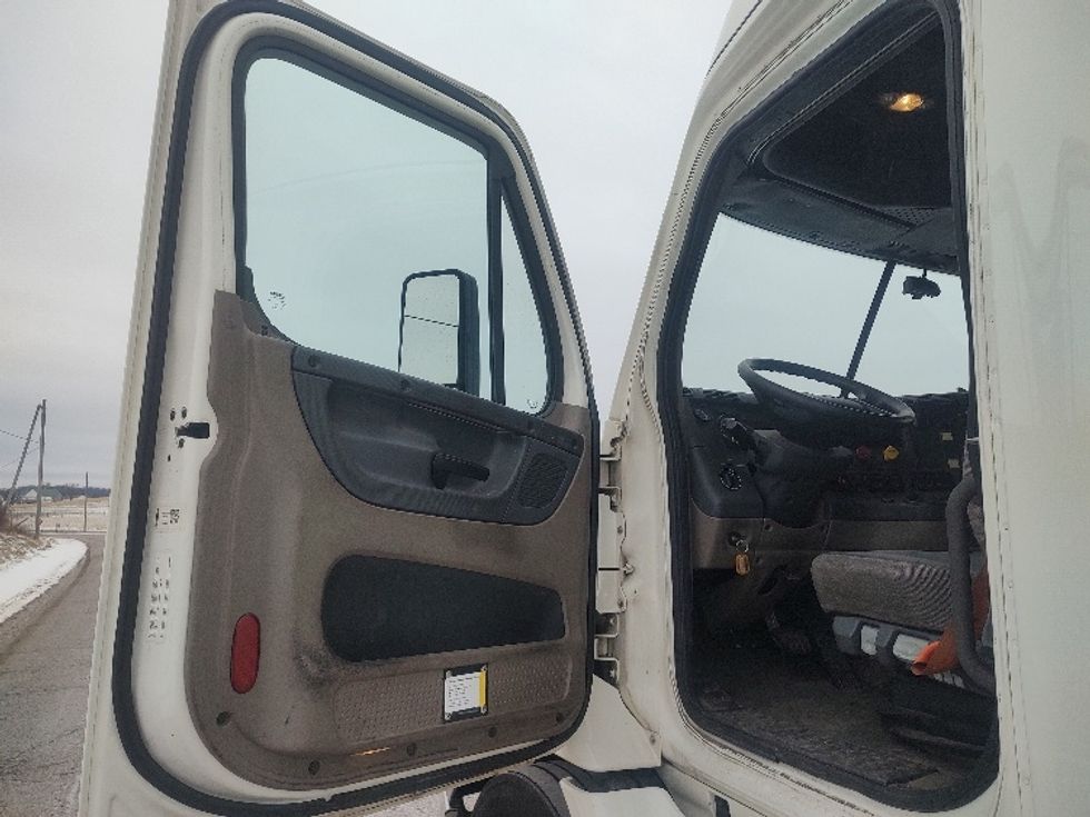 Sleeper Tractor-Heavy Duty Tractors-Freightliner-2019-Cascadia 11364ST-Mount Hope-OH-588,001\n\t\tmiles-$ 40,250 - Image 9