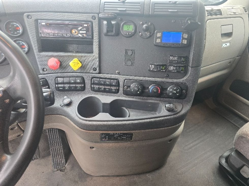 Sleeper Tractor-Heavy Duty Tractors-Freightliner-2019-Cascadia 11364ST-Suwanee-GA-641,156\n\t\tmiles-$ 42,500 - Image 12