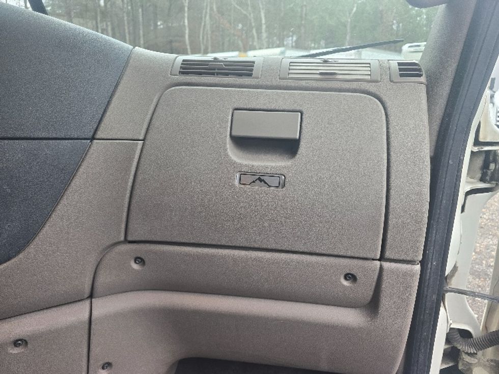 Sleeper Tractor-Heavy Duty Tractors-Freightliner-2019-Cascadia 11364ST-Suwanee-GA-641,156\n\t\tmiles-$ 42,500 - Image 14