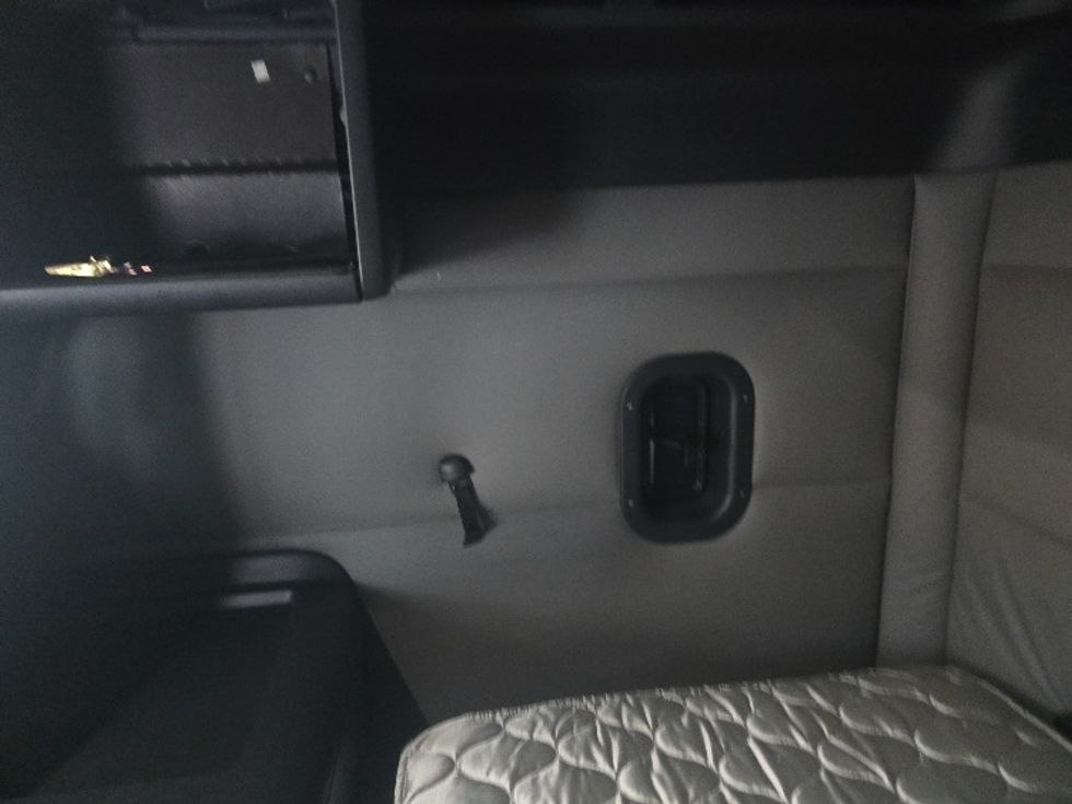 Sleeper Tractor-Heavy Duty Tractors-Freightliner-2019-Cascadia 11364ST-Suwanee-GA-641,156\n\t\tmiles-$ 42,500 - Image 19