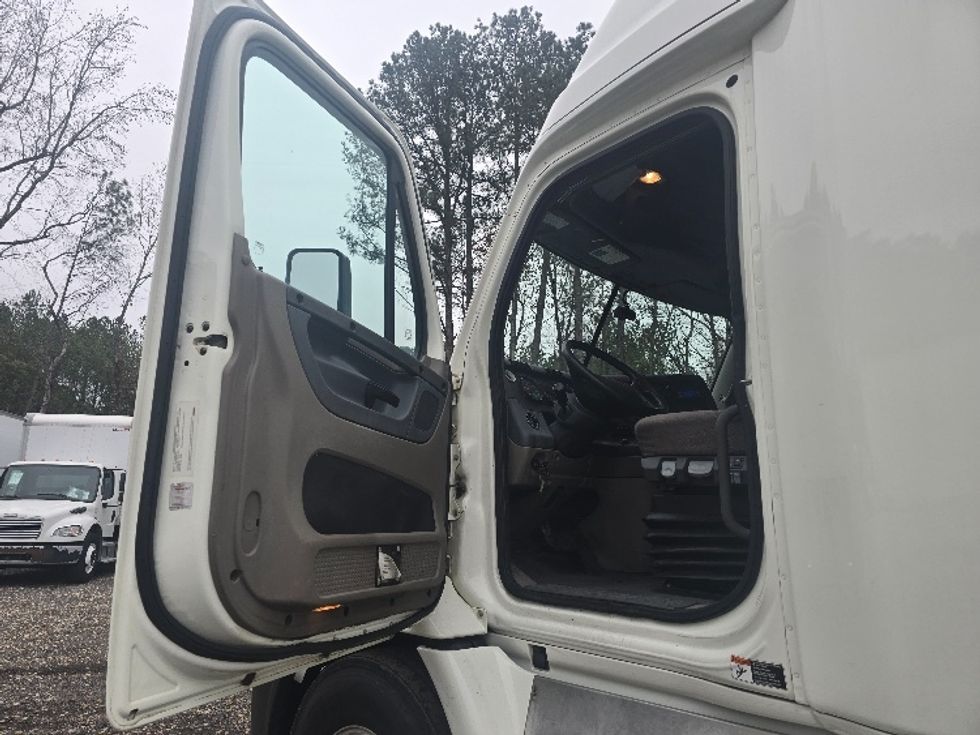 Sleeper Tractor-Heavy Duty Tractors-Freightliner-2019-Cascadia 11364ST-Suwanee-GA-641,156\n\t\tmiles-$ 42,500 - Image 9