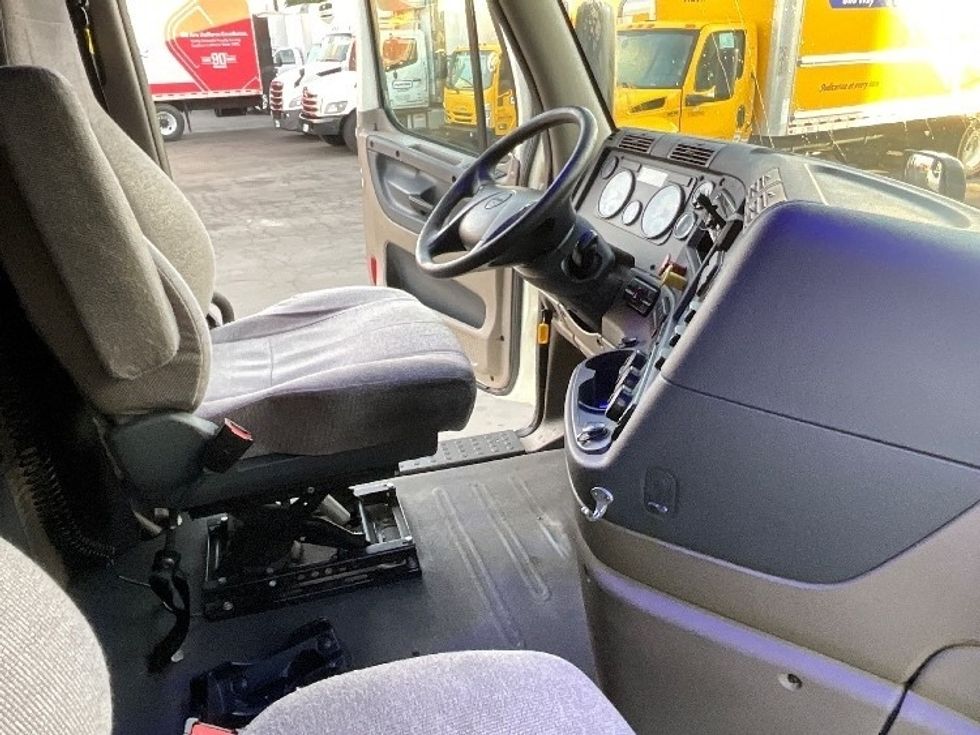 Sleeper Tractor-Heavy Duty Tractors-Freightliner-2019-Cascadia 11364ST-Torrance-CA-538,980\n\t\tmiles-$ 50,250 - Image 14