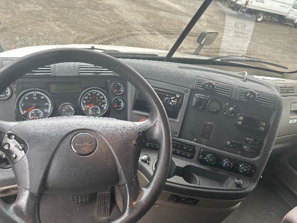 Sleeper Tractor-Heavy Duty Tractors-Freightliner-2019-Cascadia 11364ST-Youngstown-OH-558,730\n\t\tmiles-$ 47,500 - Image 11
