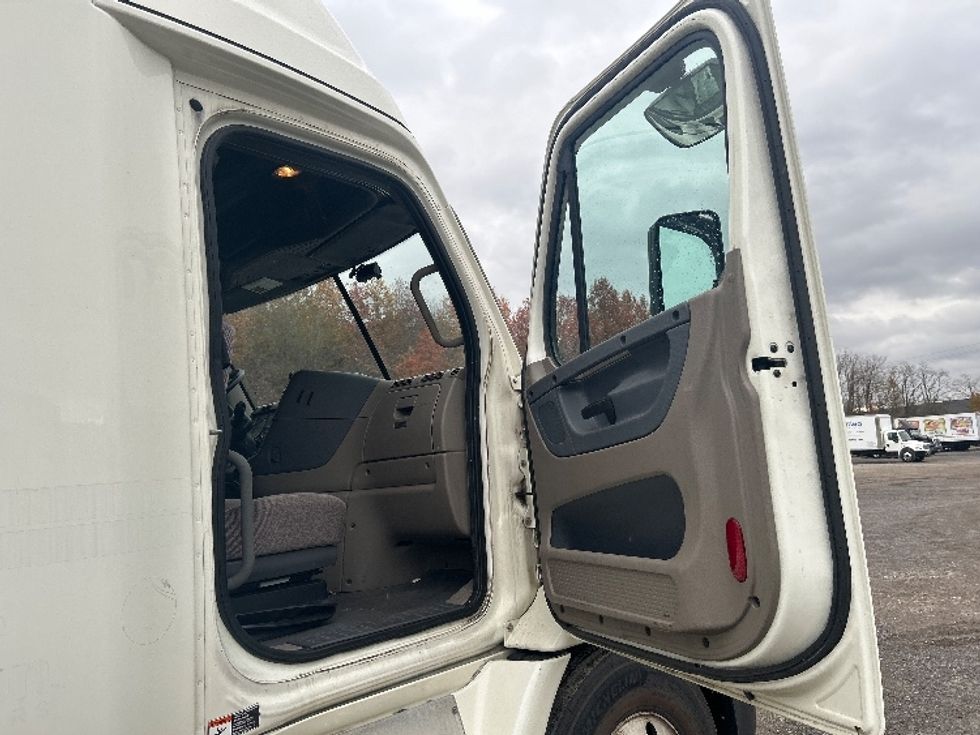 Sleeper Tractor-Heavy Duty Tractors-Freightliner-2019-Cascadia 11364ST-Youngstown-OH-558,730\n\t\tmiles-$ 47,500 - Image 13