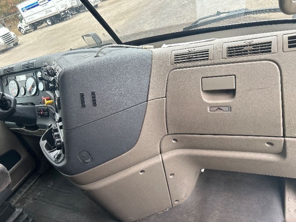 Sleeper Tractor-Heavy Duty Tractors-Freightliner-2019-Cascadia 11364ST-Youngstown-OH-558,730\n\t\tmiles-$ 47,500 - Image 14