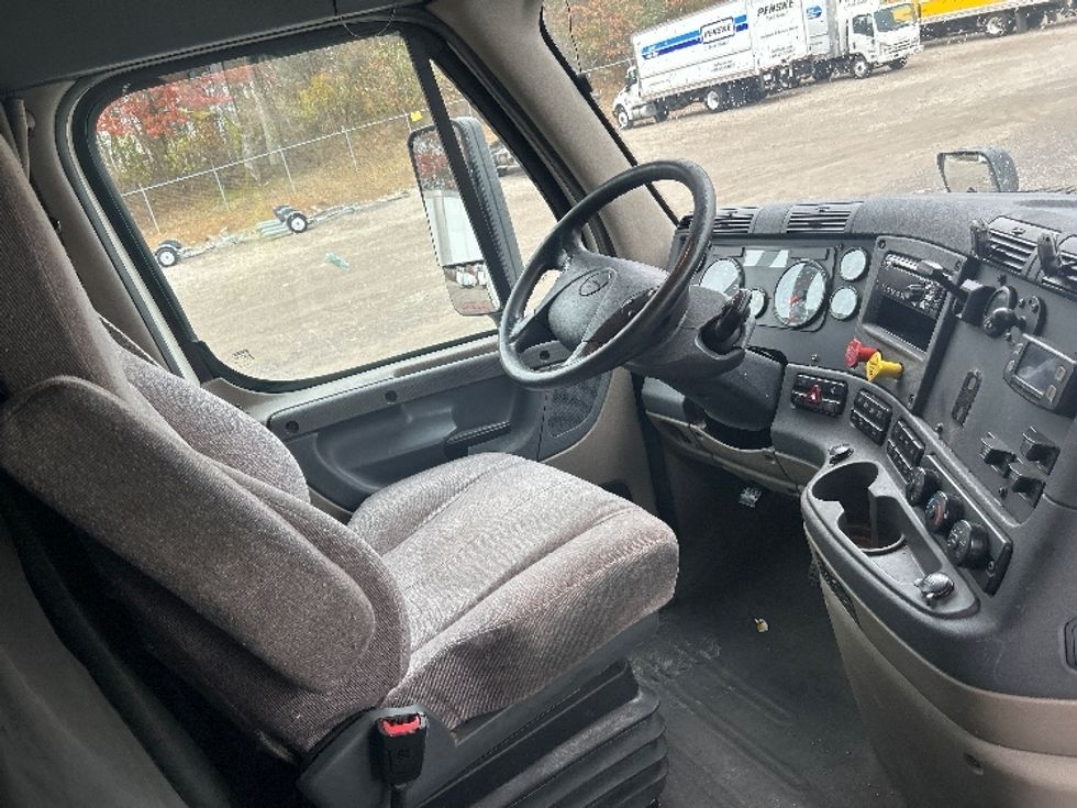 Sleeper Tractor-Heavy Duty Tractors-Freightliner-2019-Cascadia 11364ST-Youngstown-OH-558,730\n\t\tmiles-$ 47,500 - Image 15