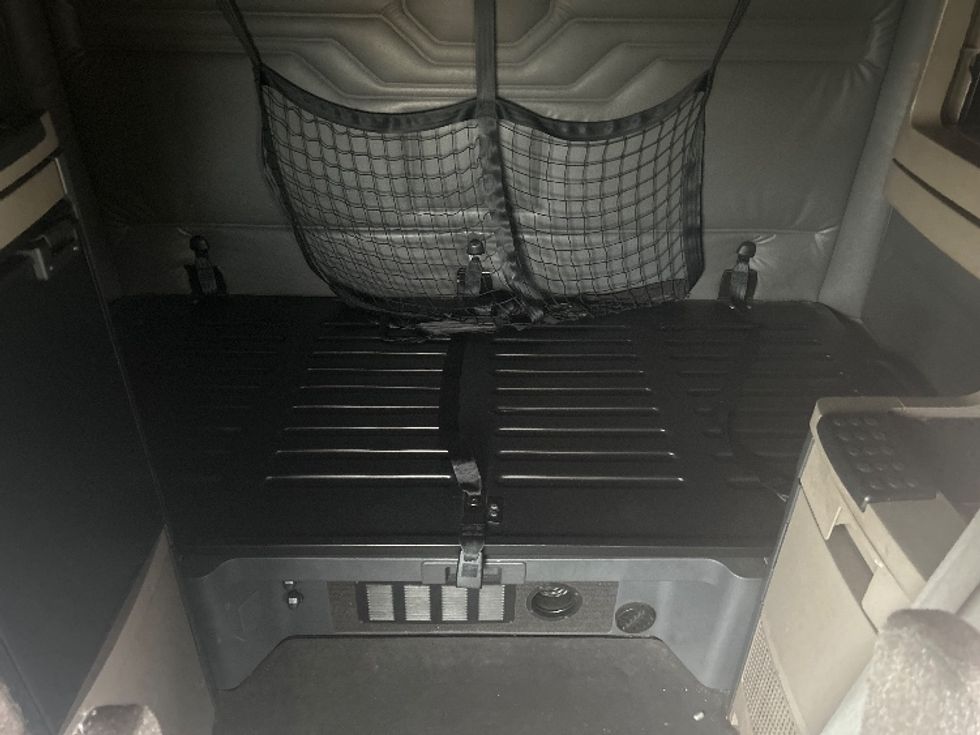 Sleeper Tractor-Heavy Duty Tractors-Freightliner-2019-Cascadia 11364ST-Youngstown-OH-558,730\n\t\tmiles-$ 47,500 - Image 16