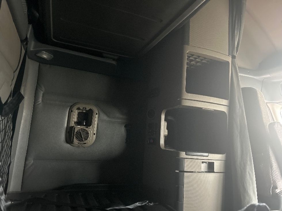 Sleeper Tractor-Heavy Duty Tractors-Freightliner-2019-Cascadia 11364ST-Youngstown-OH-558,730\n\t\tmiles-$ 47,500 - Image 18