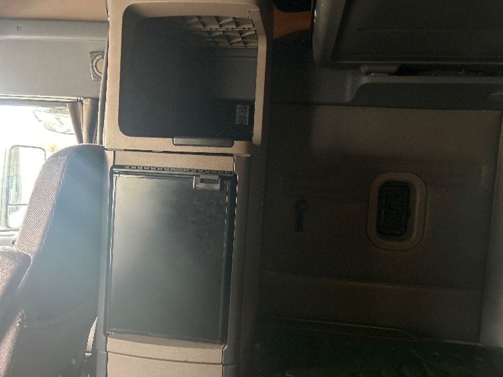 Sleeper Tractor-Heavy Duty Tractors-Freightliner-2019-Cascadia 11364ST-Youngstown-OH-558,730\n\t\tmiles-$ 47,500 - Image 19