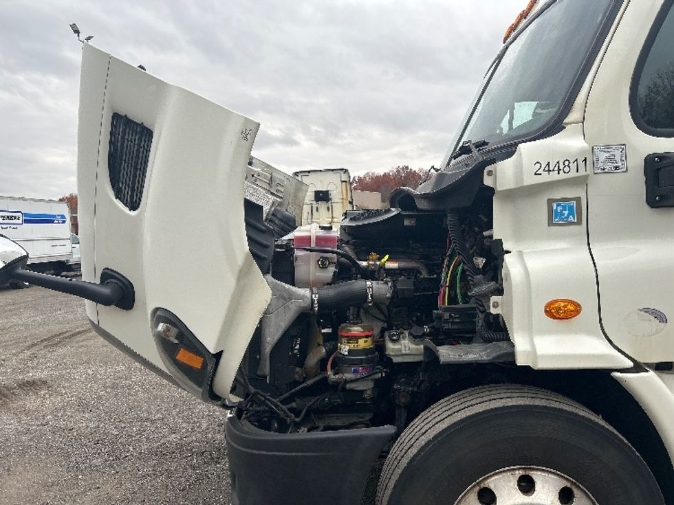 Sleeper Tractor-Heavy Duty Tractors-Freightliner-2019-Cascadia 11364ST-Youngstown-OH-558,730\n\t\tmiles-$ 47,500 - Image 21