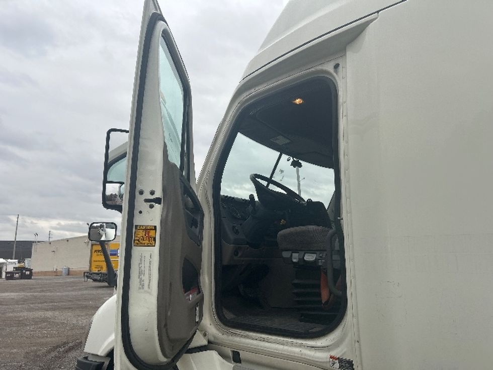 Sleeper Tractor-Heavy Duty Tractors-Freightliner-2019-Cascadia 11364ST-Youngstown-OH-558,730\n\t\tmiles-$ 47,500 - Image 9