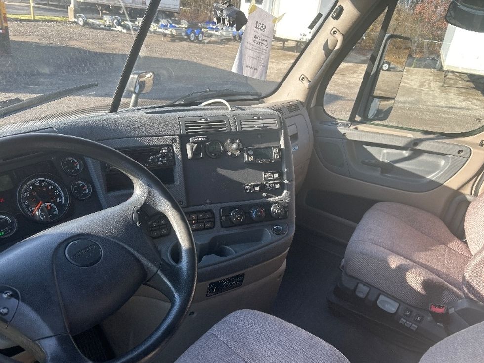 Sleeper Tractor-Heavy Duty Tractors-Freightliner-2019-Cascadia 11364ST-Youngstown-OH-618,106\n\t\tmiles-$ 44,250 - Image 10