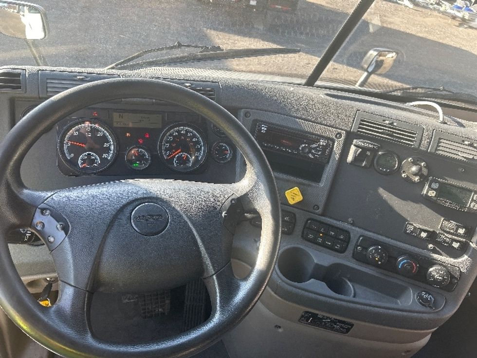 Sleeper Tractor-Heavy Duty Tractors-Freightliner-2019-Cascadia 11364ST-Youngstown-OH-618,106\n\t\tmiles-$ 44,250 - Image 11