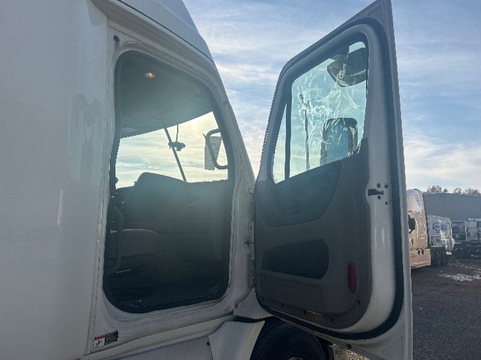 Sleeper Tractor-Heavy Duty Tractors-Freightliner-2019-Cascadia 11364ST-Youngstown-OH-618,106\n\t\tmiles-$ 44,250 - Image 13