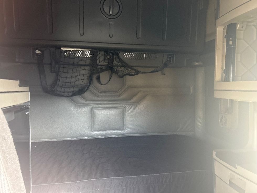 Sleeper Tractor-Heavy Duty Tractors-Freightliner-2019-Cascadia 11364ST-Youngstown-OH-618,106\n\t\tmiles-$ 44,250 - Image 16