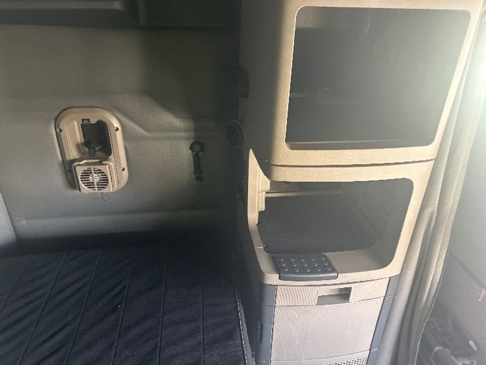 Sleeper Tractor-Heavy Duty Tractors-Freightliner-2019-Cascadia 11364ST-Youngstown-OH-618,106\n\t\tmiles-$ 44,250 - Image 18