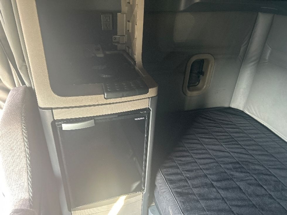 Sleeper Tractor-Heavy Duty Tractors-Freightliner-2019-Cascadia 11364ST-Youngstown-OH-618,106\n\t\tmiles-$ 44,250 - Image 19