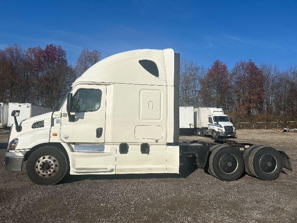 Sleeper Tractor-Heavy Duty Tractors-Freightliner-2019-Cascadia 11364ST-Youngstown-OH-618,106\n\t\tmiles-$ 44,250 - Image 4