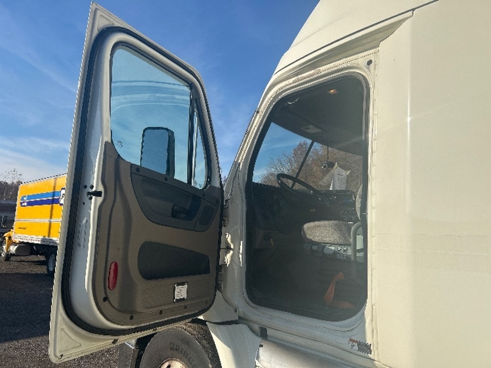 Sleeper Tractor-Heavy Duty Tractors-Freightliner-2019-Cascadia 11364ST-Youngstown-OH-618,106\n\t\tmiles-$ 44,250 - Image 9