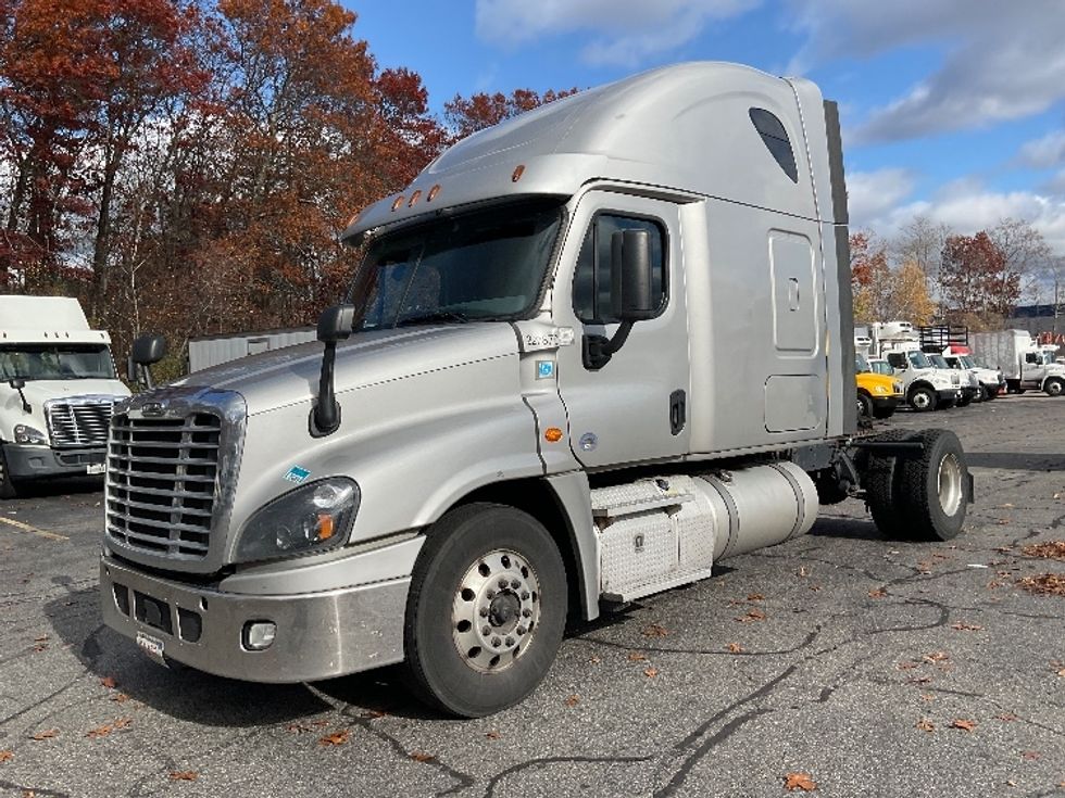 2021 Freightliner Cascadia 126" Sleeper Cab photo 2