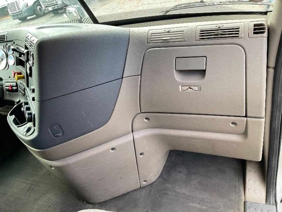 Sleeper Tractor-Heavy Duty Tractors-Freightliner-2019-Cascadia 12542ST-Braintree-MA-513,549\n\t\tmiles-$ 47,500 - Image 13