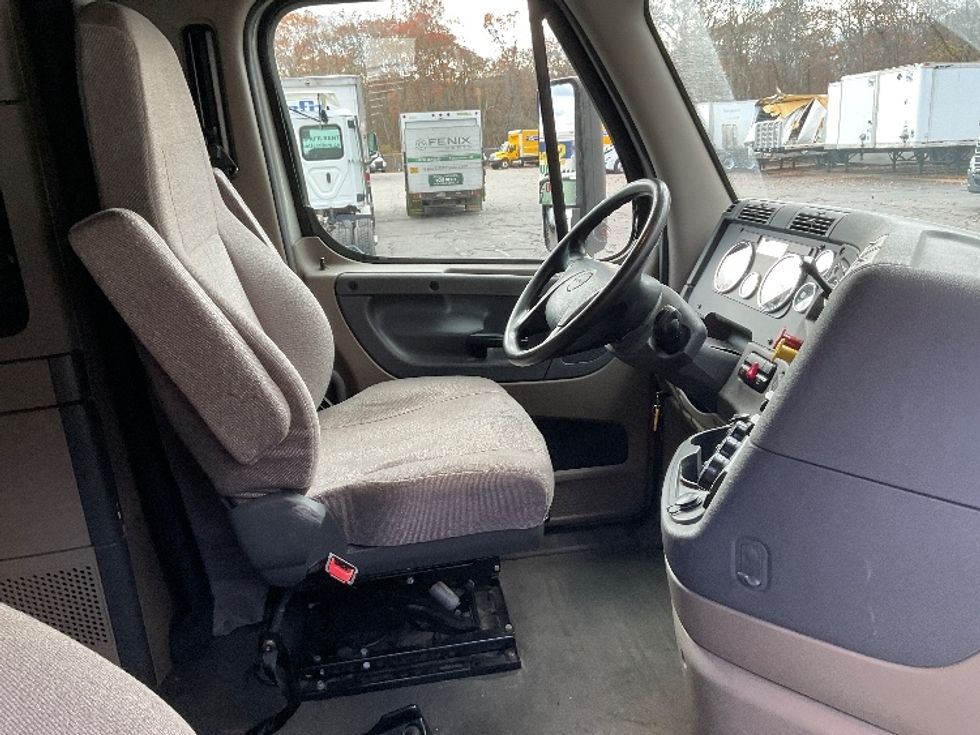 Sleeper Tractor-Heavy Duty Tractors-Freightliner-2019-Cascadia 12542ST-Braintree-MA-513,549\n\t\tmiles-$ 47,500 - Image 14