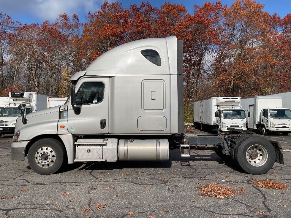 Sleeper Tractor-Heavy Duty Tractors-Freightliner-2019-Cascadia 12542ST-Braintree-MA-513,549\n\t\tmiles-$ 47,500 - Image 4