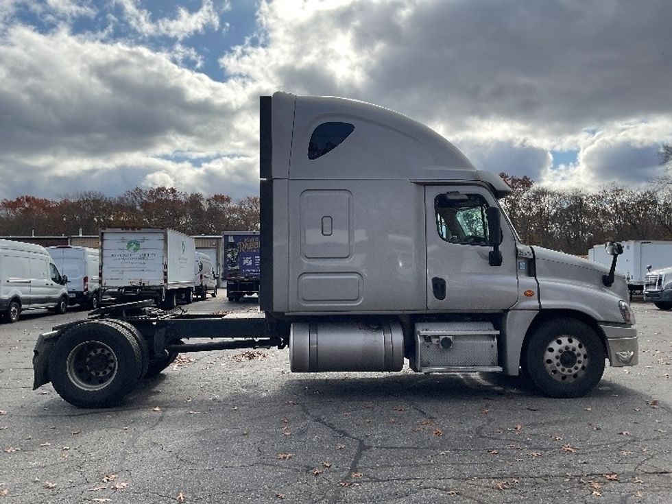 Sleeper Tractor-Heavy Duty Tractors-Freightliner-2019-Cascadia 12542ST-Braintree-MA-513,549\n\t\tmiles-$ 47,500 - Image 7