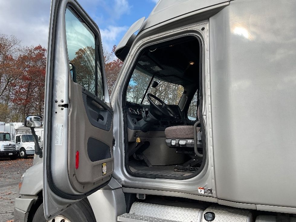 Sleeper Tractor-Heavy Duty Tractors-Freightliner-2019-Cascadia 12542ST-Braintree-MA-513,549\n\t\tmiles-$ 47,500 - Image 8