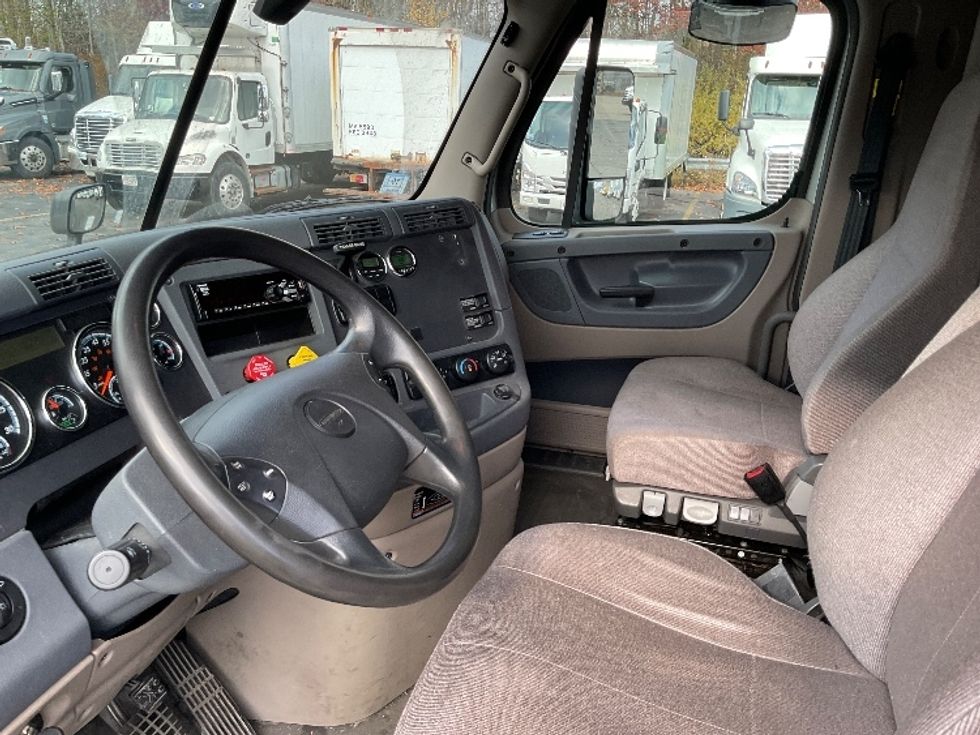 Sleeper Tractor-Heavy Duty Tractors-Freightliner-2019-Cascadia 12542ST-Braintree-MA-513,549\n\t\tmiles-$ 47,500 - Image 9