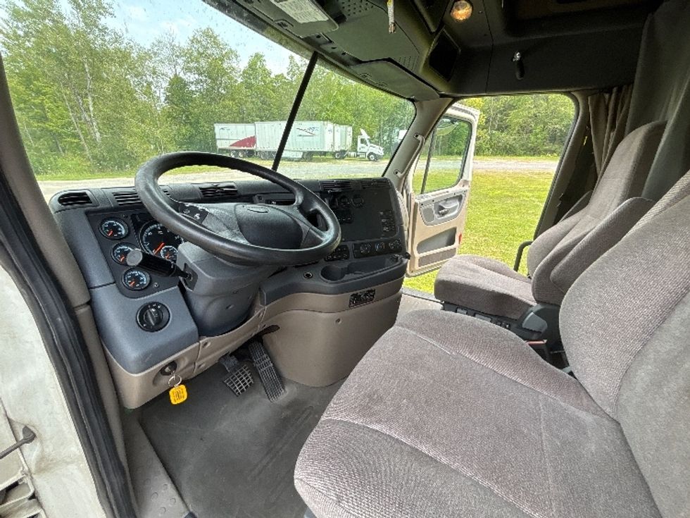 Sleeper Tractor-Heavy Duty Tractors-Freightliner-2019-Cascadia 12564ST-Akron-OH-377,802\n\t\tmiles-$ 61,250 - Image 10