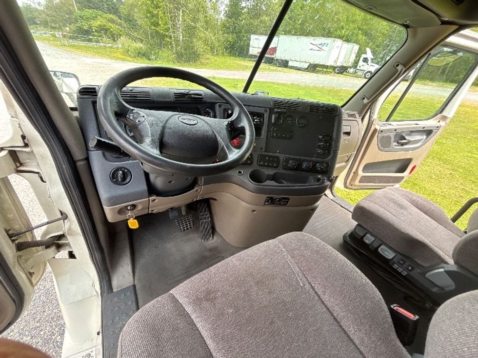 Sleeper Tractor-Heavy Duty Tractors-Freightliner-2019-Cascadia 12564ST-Akron-OH-377,802\n\t\tmiles-$ 61,250 - Image 11