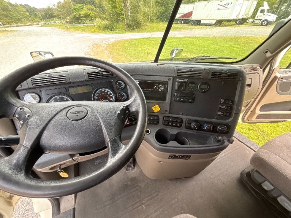 Sleeper Tractor-Heavy Duty Tractors-Freightliner-2019-Cascadia 12564ST-Akron-OH-377,802\n\t\tmiles-$ 61,250 - Image 12