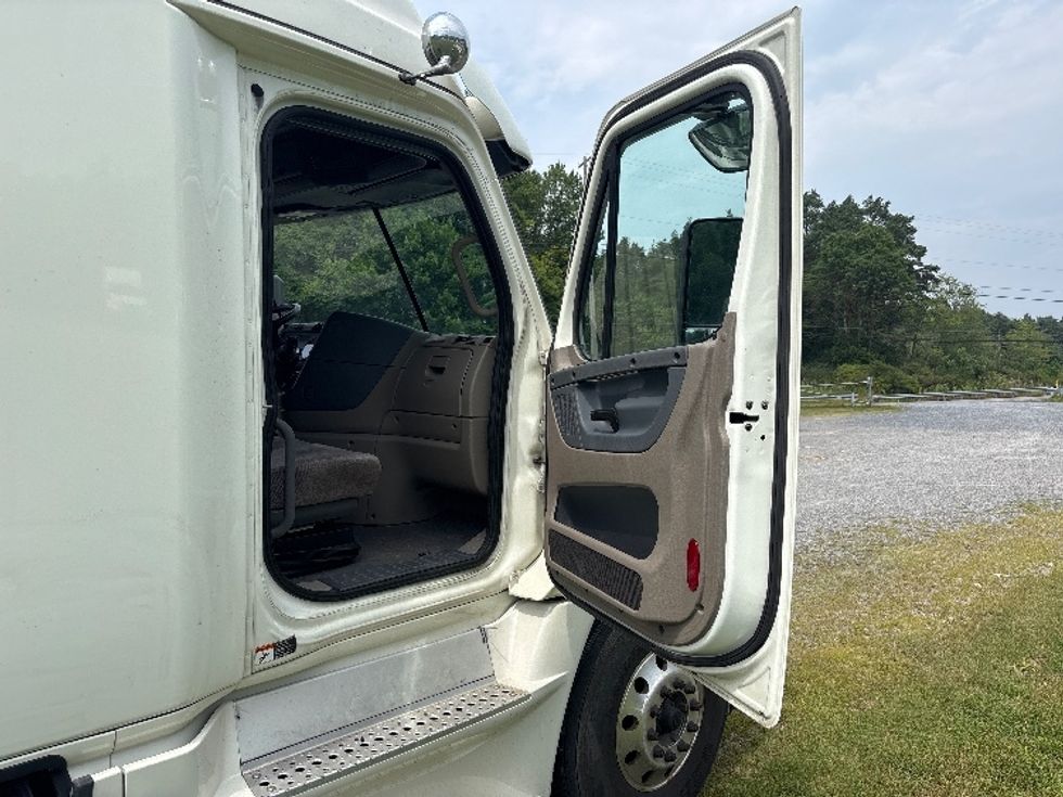 Sleeper Tractor-Heavy Duty Tractors-Freightliner-2019-Cascadia 12564ST-Akron-OH-377,802\n\t\tmiles-$ 61,250 - Image 13