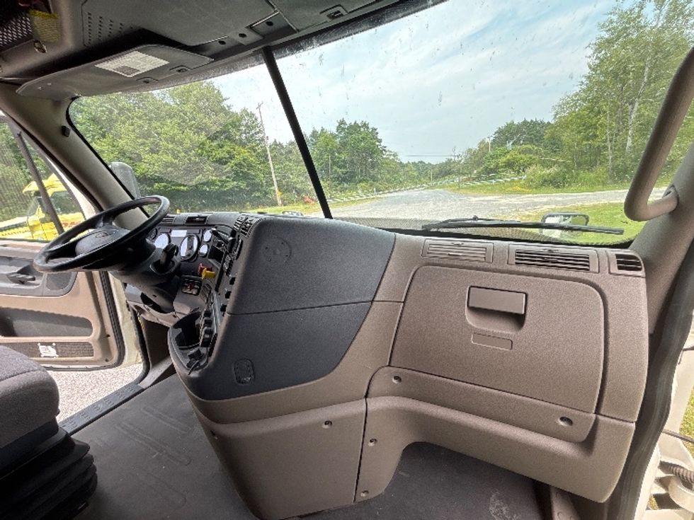 Sleeper Tractor-Heavy Duty Tractors-Freightliner-2019-Cascadia 12564ST-Akron-OH-377,802\n\t\tmiles-$ 61,250 - Image 14