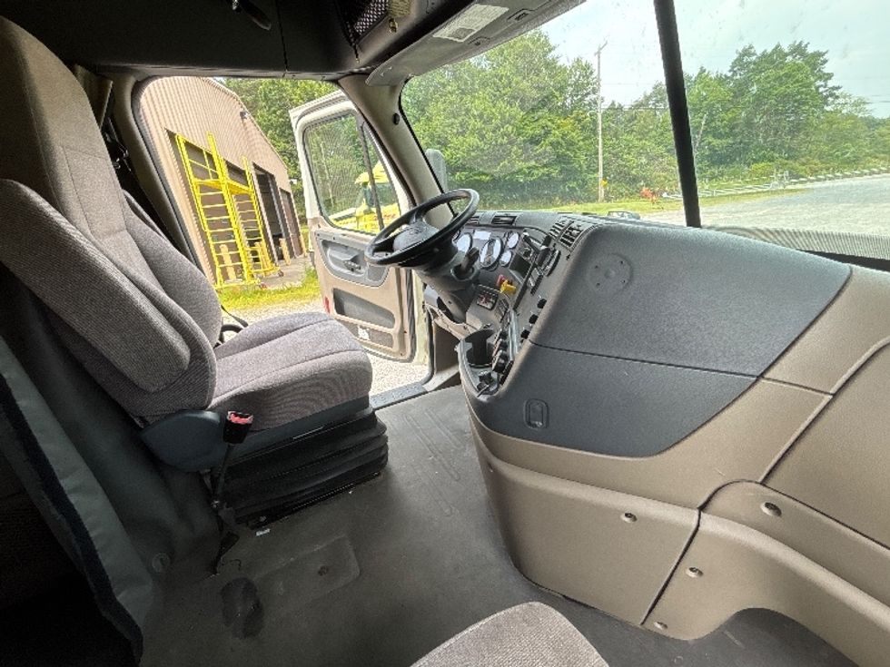 Sleeper Tractor-Heavy Duty Tractors-Freightliner-2019-Cascadia 12564ST-Akron-OH-377,802\n\t\tmiles-$ 61,250 - Image 15