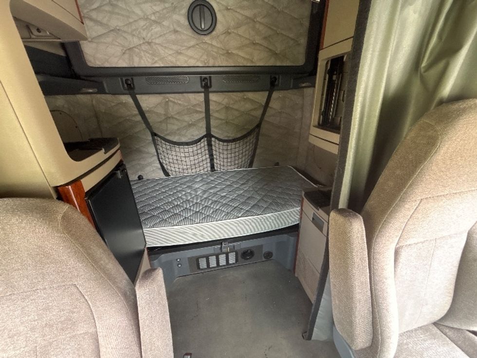 Sleeper Tractor-Heavy Duty Tractors-Freightliner-2019-Cascadia 12564ST-Akron-OH-377,802\n\t\tmiles-$ 61,250 - Image 16
