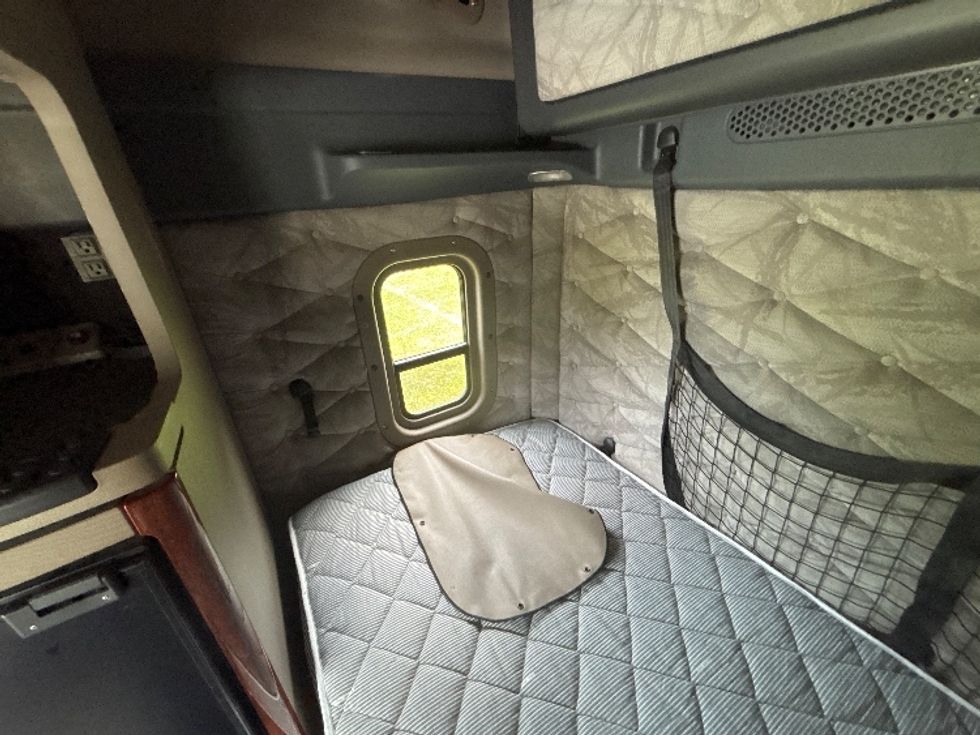 Sleeper Tractor-Heavy Duty Tractors-Freightliner-2019-Cascadia 12564ST-Akron-OH-377,802\n\t\tmiles-$ 61,250 - Image 19